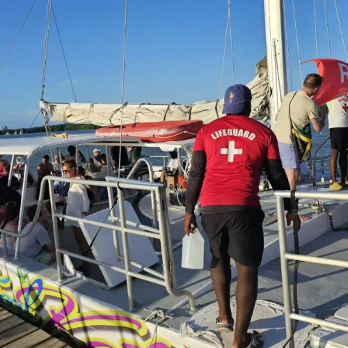 Catamarán con Puesta del Sol en la Laguna Luminosa